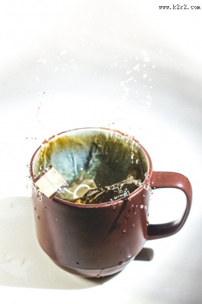 水杯里溅出的水图片