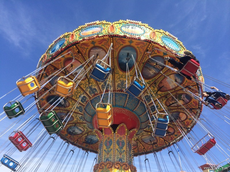 游乐场的旋转木马图片