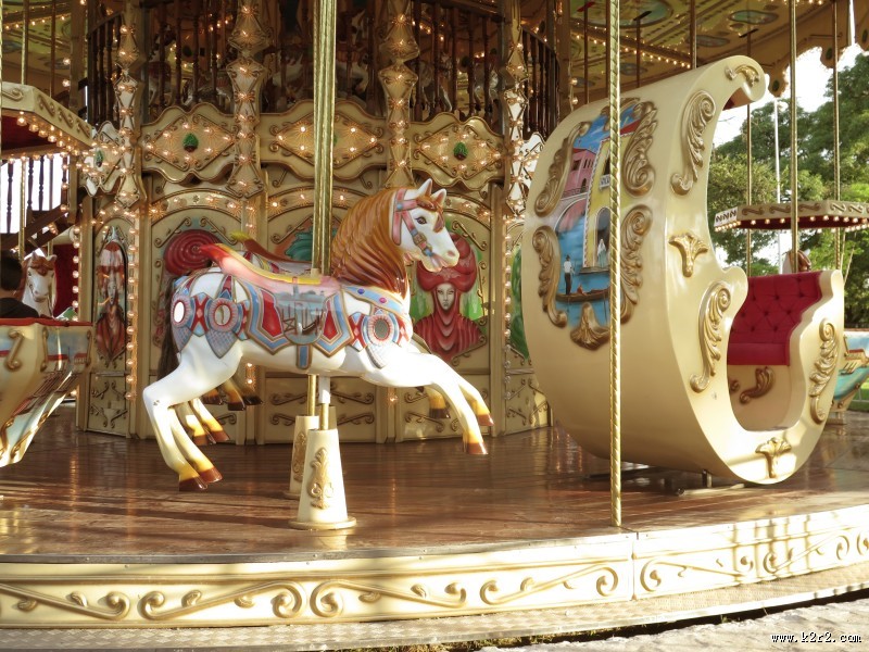 游乐场的旋转木马图片