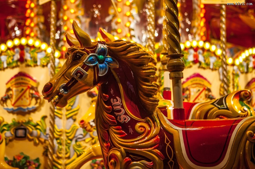 游乐场的旋转木马图片