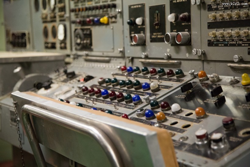 潜艇内部操作台图片大全