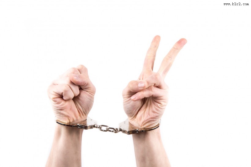 戴着手铐的双手图片大全