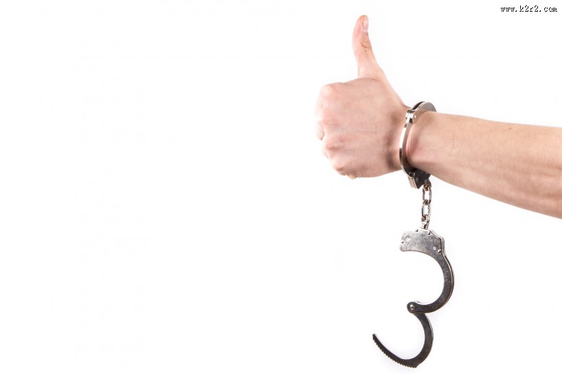 戴着手铐的双手图片大全