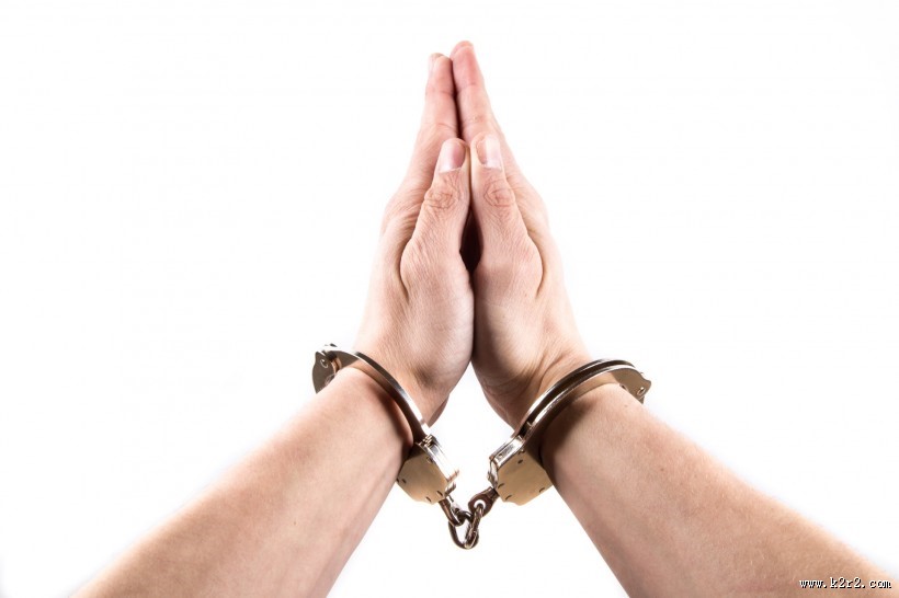 戴着手铐的双手图片大全