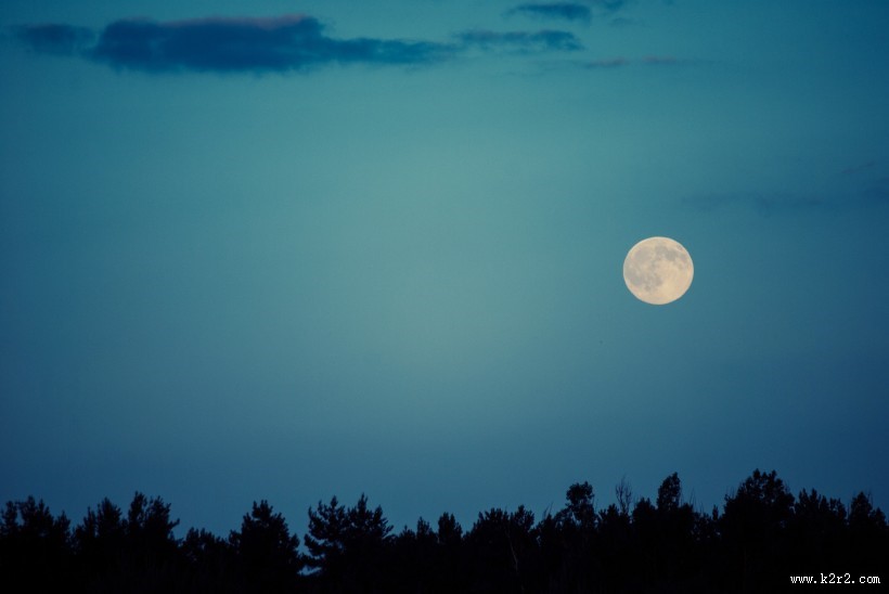 晶莹纯净的月亮图片
