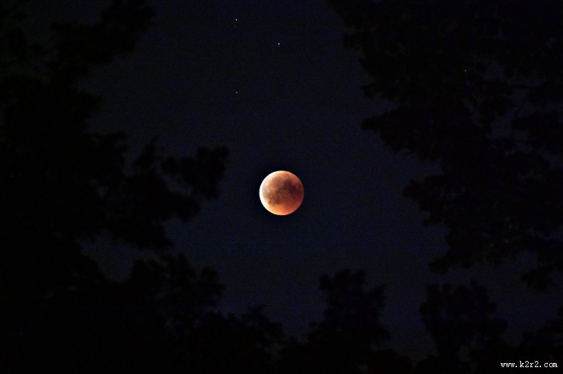 晶莹纯净的月亮图片