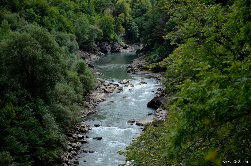清澈的溪流图片大全