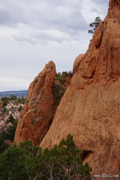红色的岩石图片