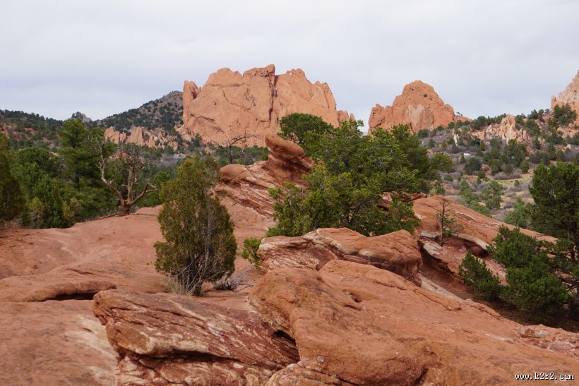 红色的岩石图片