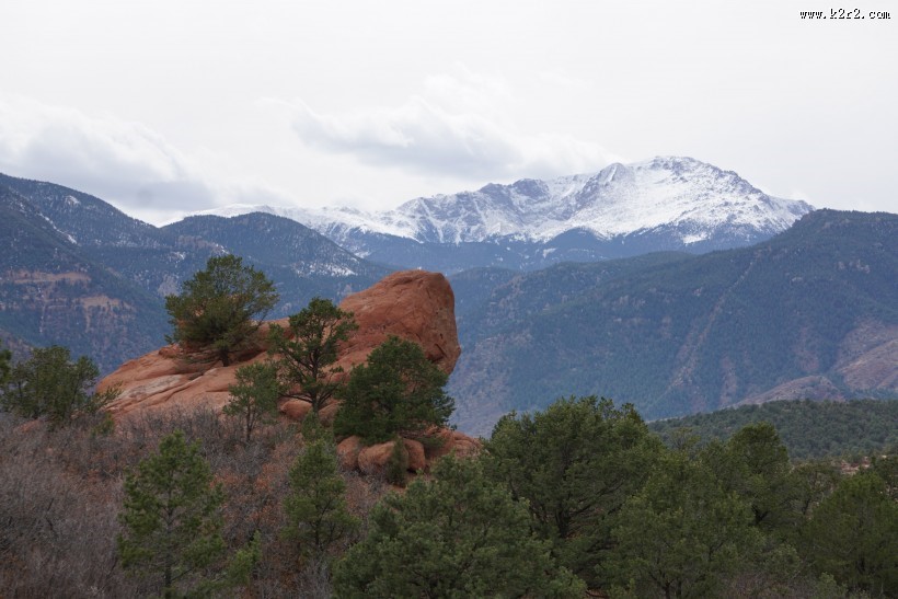 红色的岩石图片