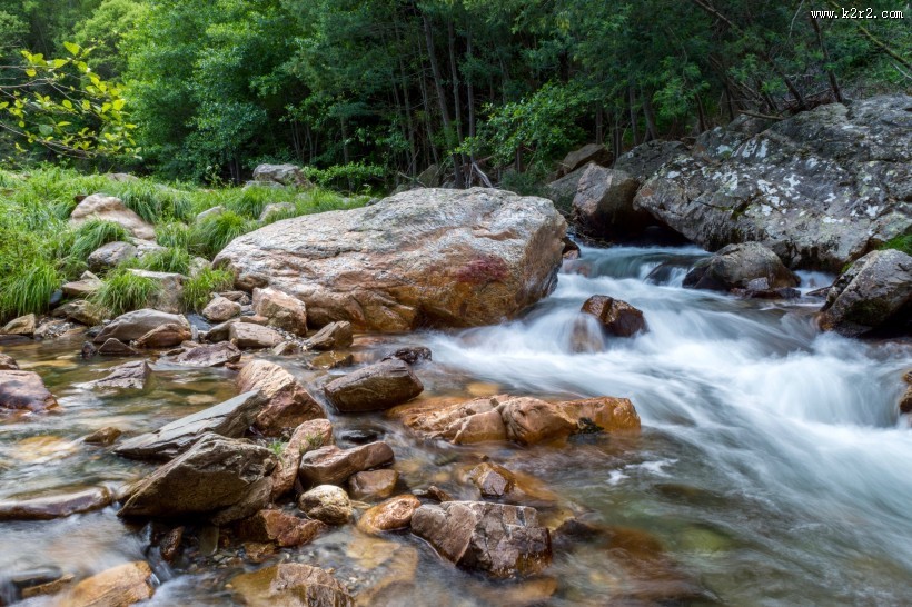 森林小溪山间流水图片