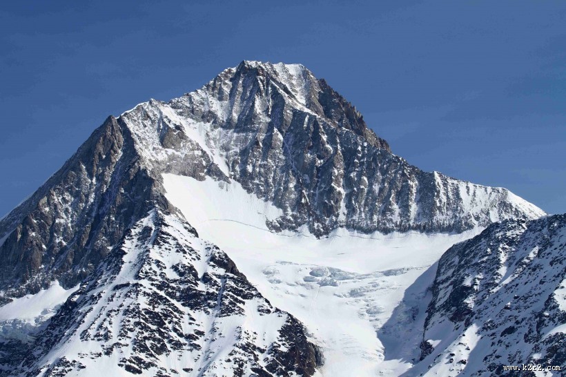 巍峨雄壮的雪山图片