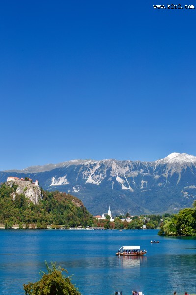 碧蓝的湖泊图片