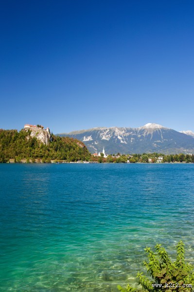 碧蓝的湖泊图片