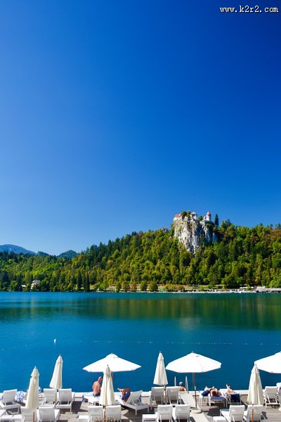 碧蓝的湖泊图片