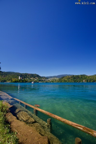 碧蓝的湖泊图片