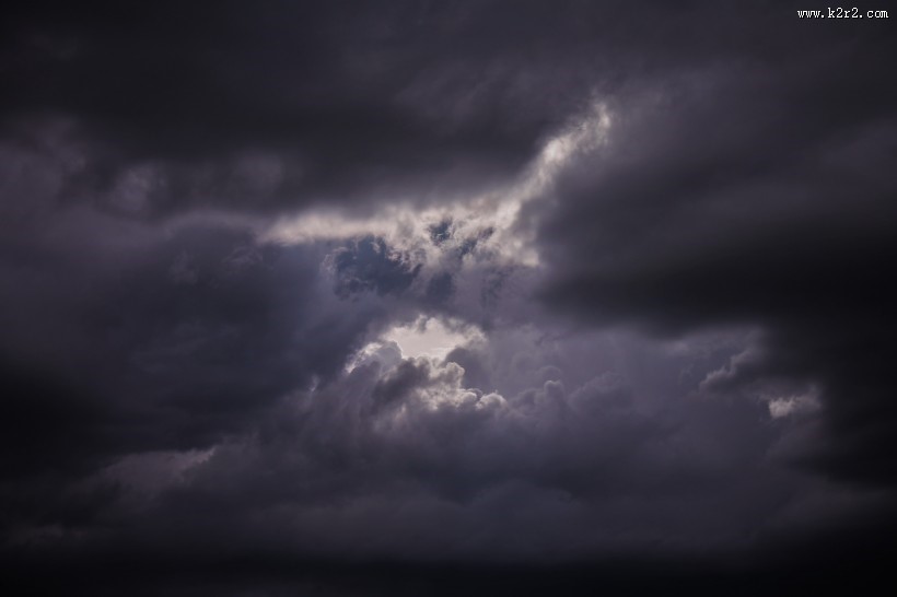 布满乌云的天空图片