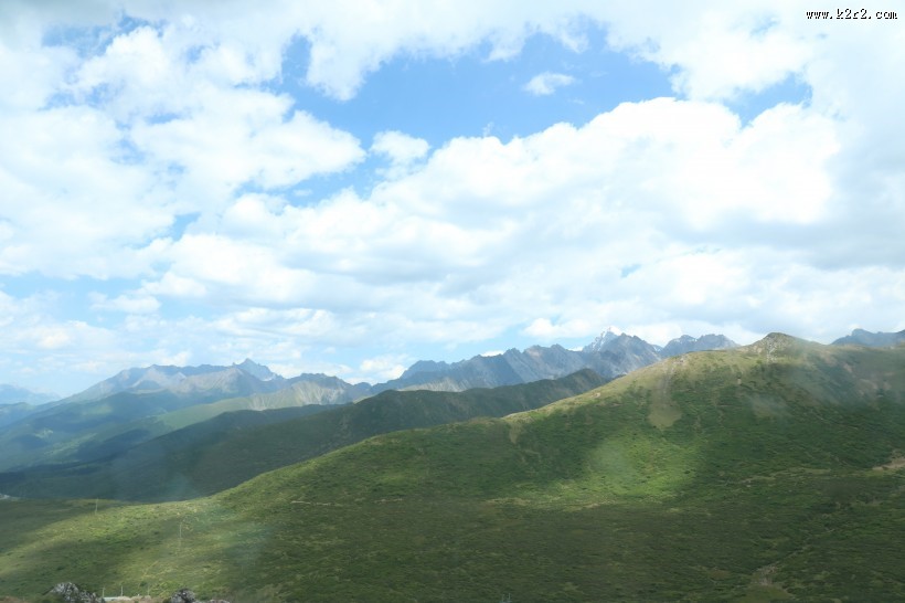 蓝天白云草地美丽风景图片