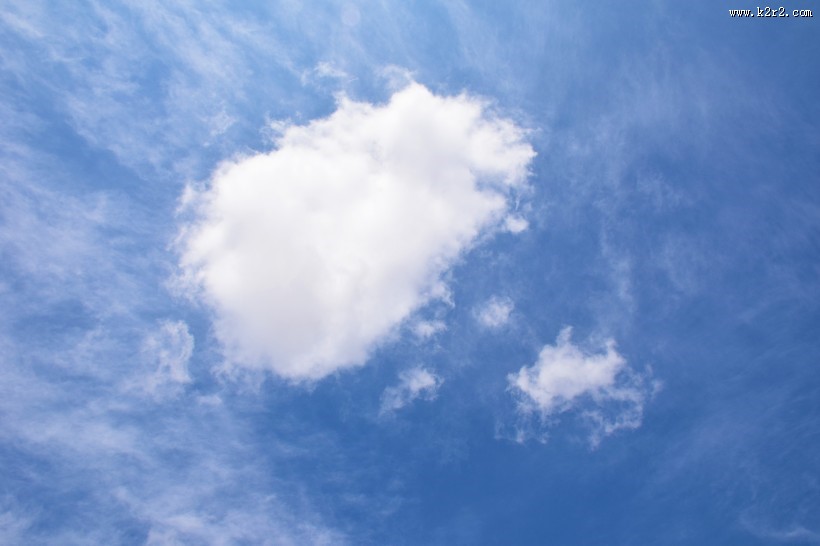 蓝天白云草地美丽风景图片