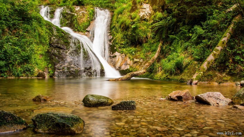 唯美的山间瀑布自然风景图片