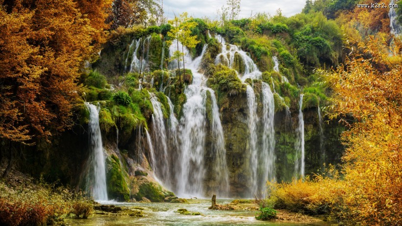 唯美的山间瀑布自然风景图片