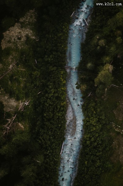 飞流直下的瀑布图片