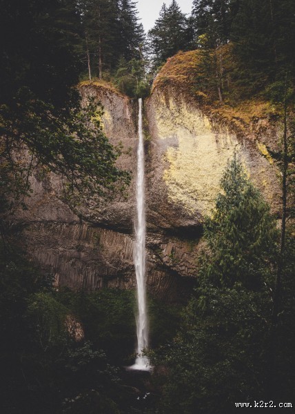 飞流直下的瀑布图片