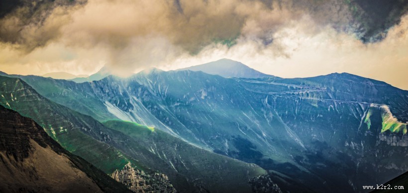 层叠的山峦图片