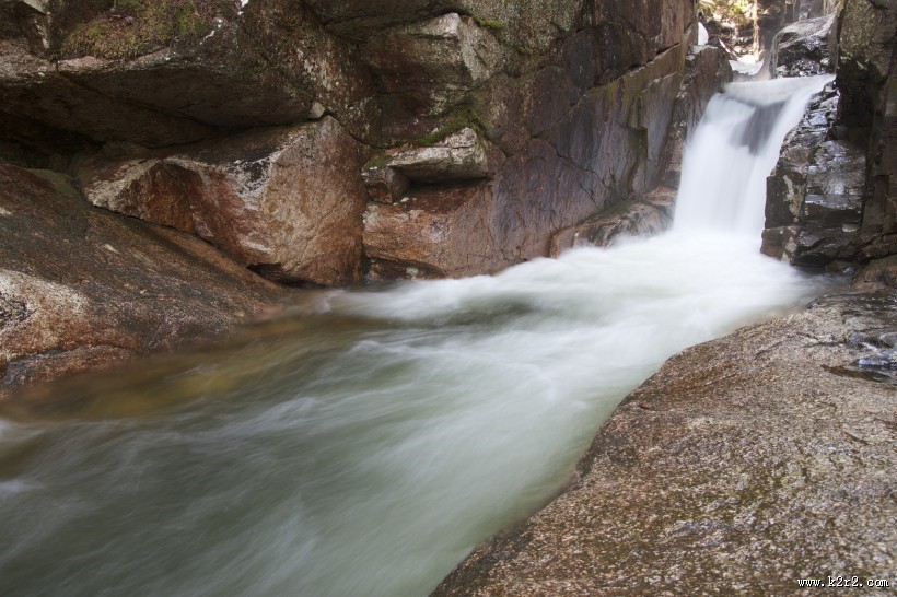 森林小溪山间流水图片