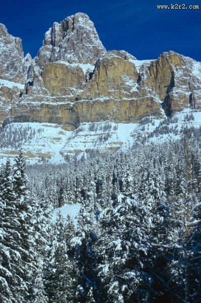 峻峭的雪山图片