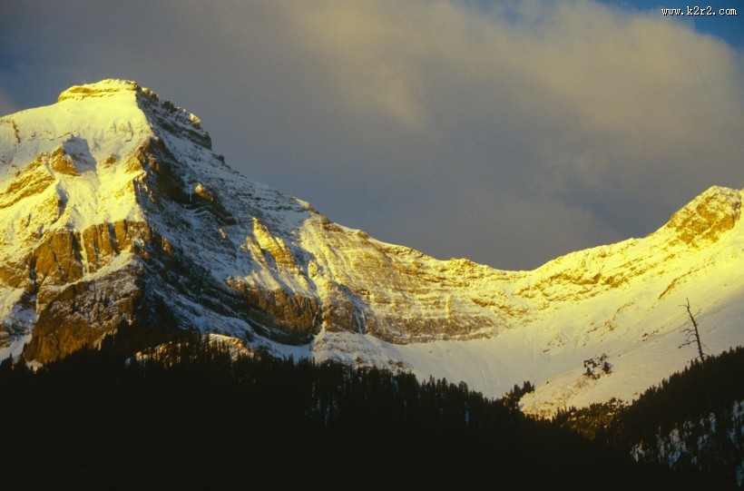 峻峭的雪山图片