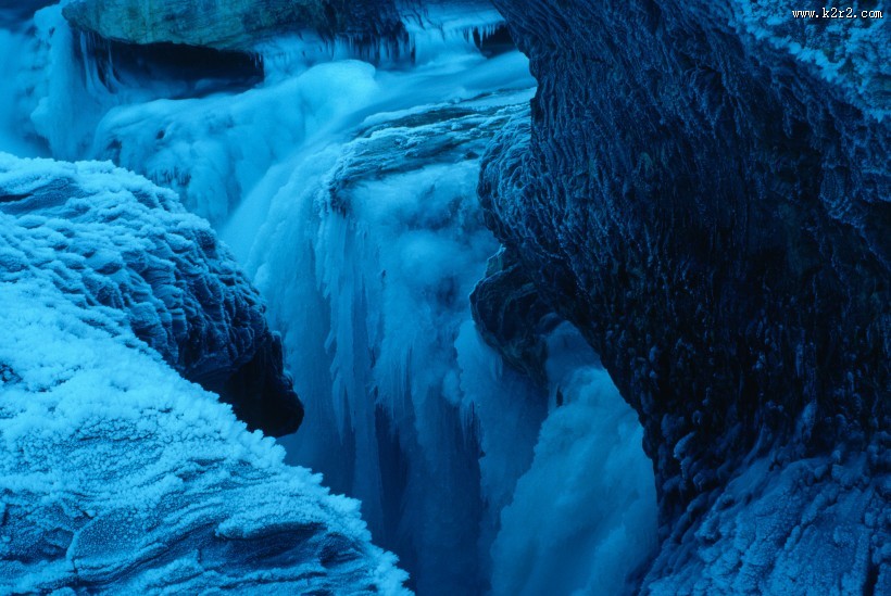峻峭的雪山图片