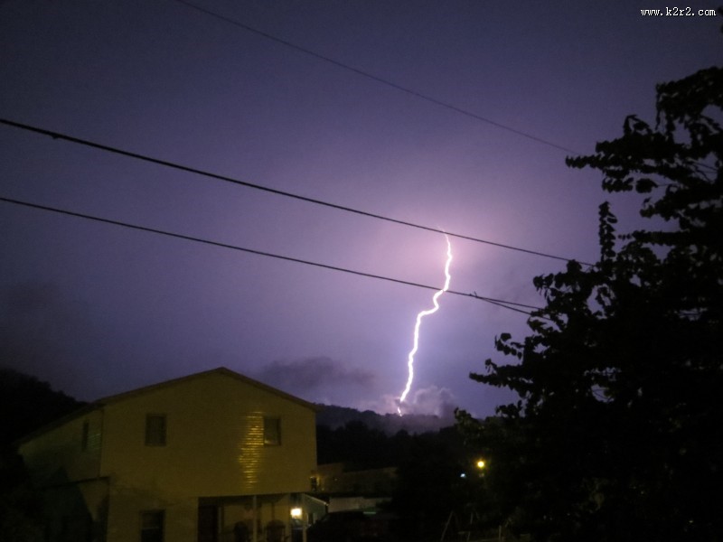 夜晚城市中的闪电图片