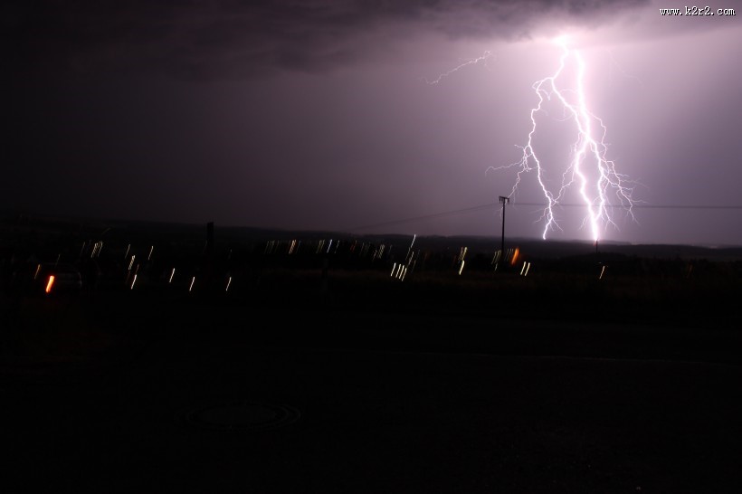 夜晚城市中的闪电图片