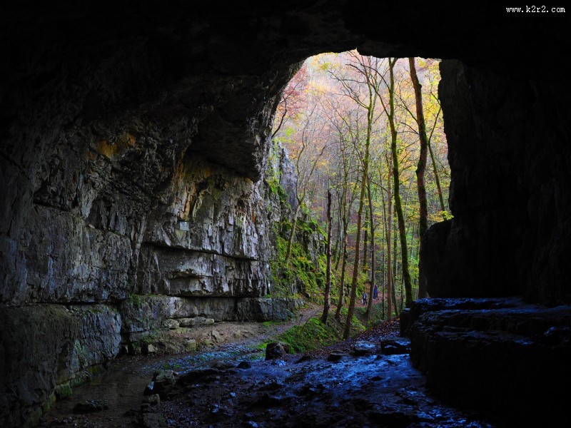 天然形成的山洞图片