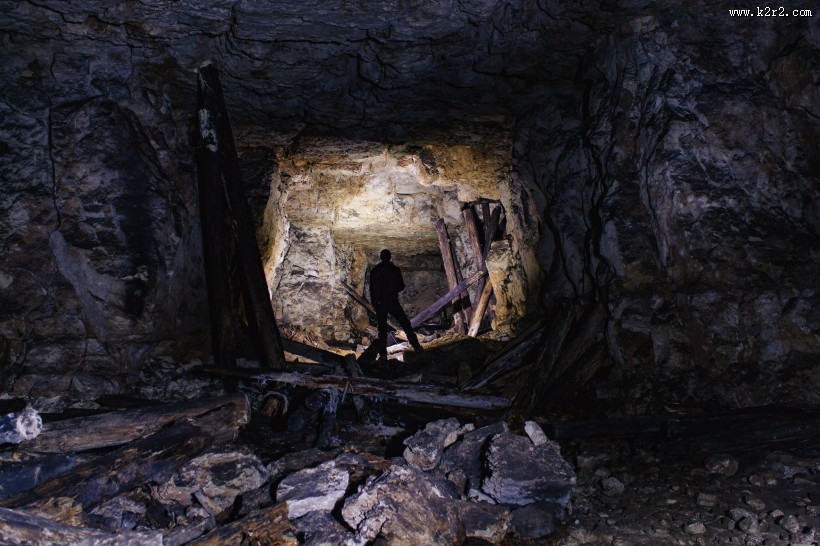 天然形成的山洞图片