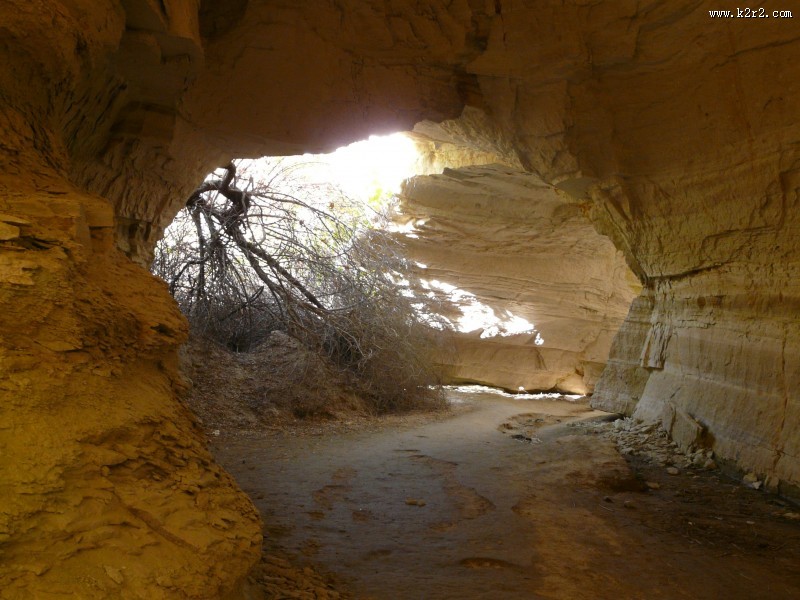 天然形成的山洞图片