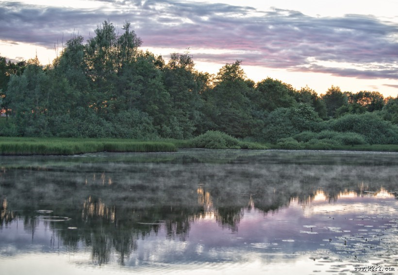 平静的湖面风景图片