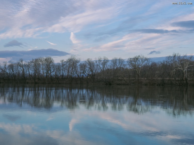 平静的湖面风景图片
