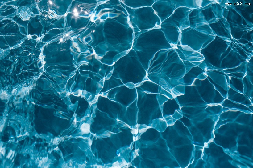 湛蓝清澈的水图片