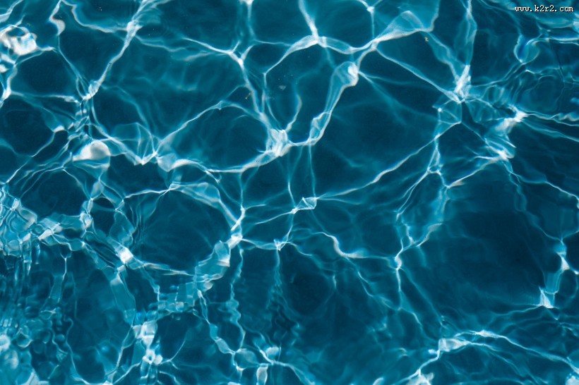 湛蓝清澈的水图片