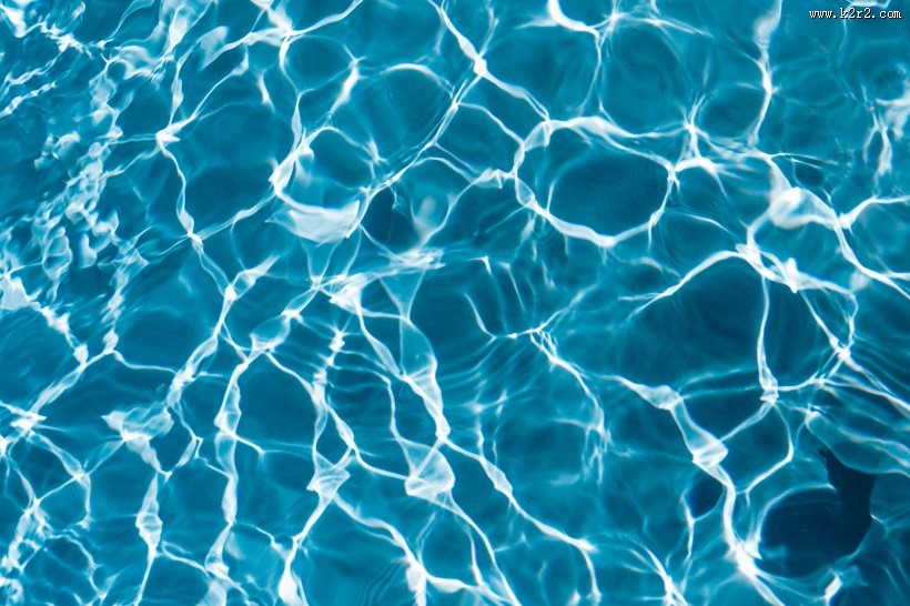 湛蓝清澈的水图片