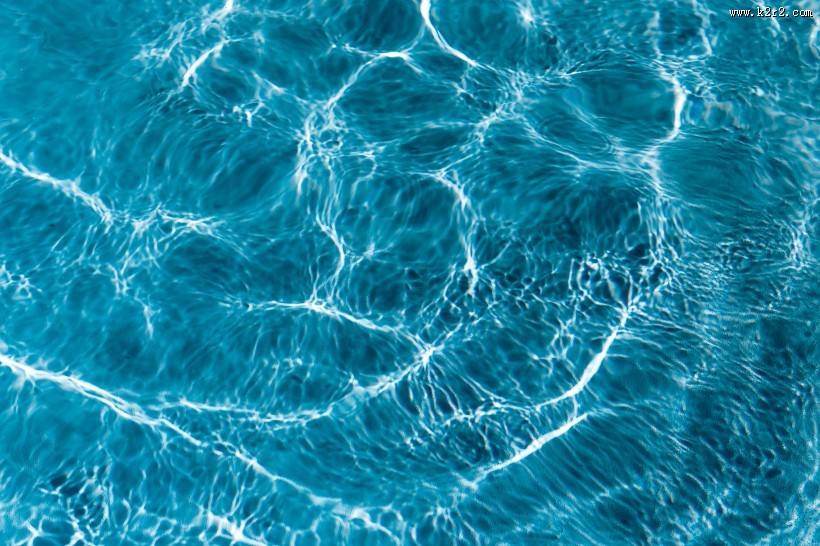 湛蓝清澈的水图片