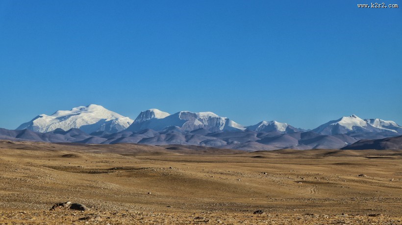 连绵的雪山风景图片
