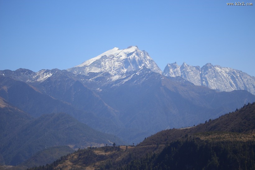 连绵的雪山风景图片