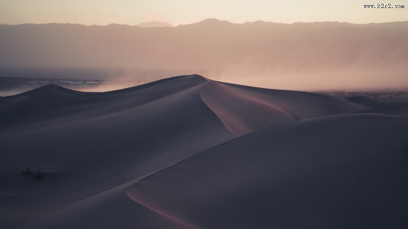 荒凉的沙漠风景图片