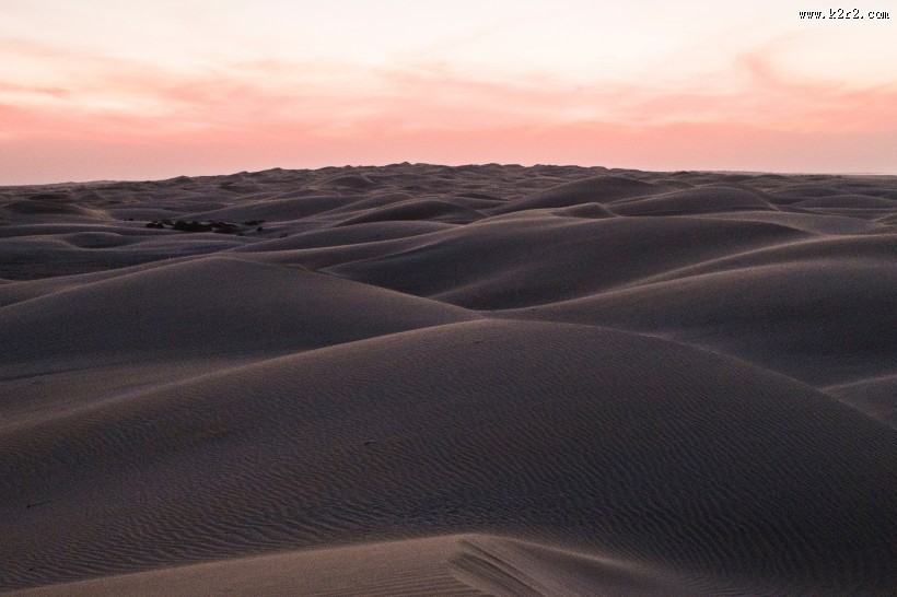 荒凉的沙漠风景图片
