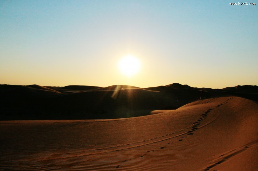 广阔的沙漠风景图片