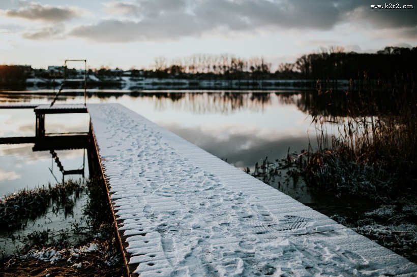冬季的湖边图片