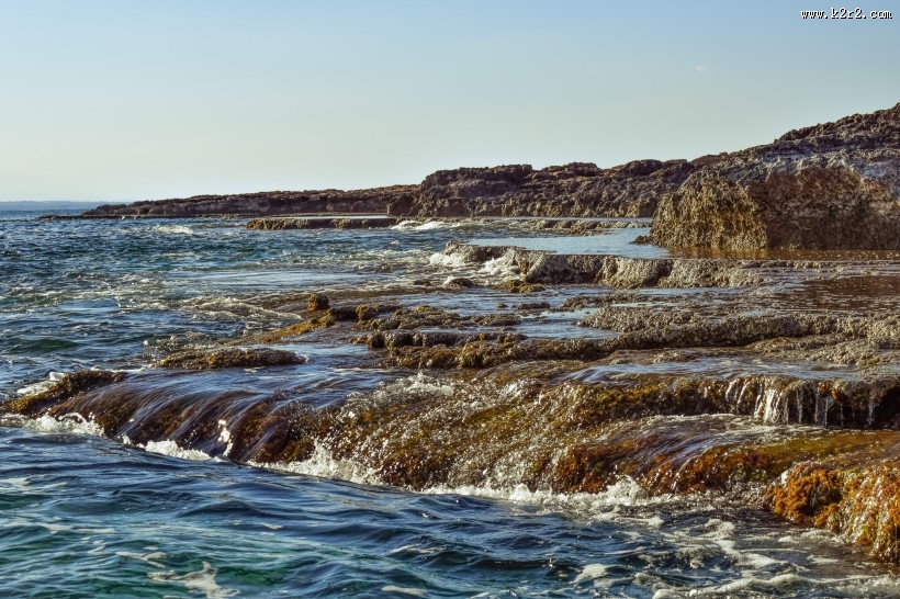 经历风浪的海边礁石图片大全